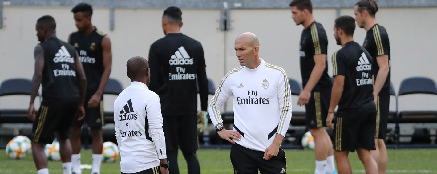 Zinedine Zidane working with his players