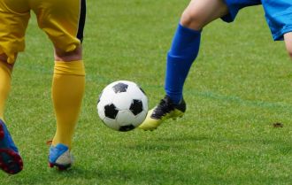 Keeping the ball under pressure from the opponents press