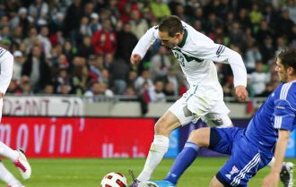 Players move to look for space on the pitch