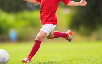 Striker get the ball with back to goal
