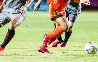 Players lose the ball then recover quickly to defend the goal Players lose the ball then recover quickly to defend the goal