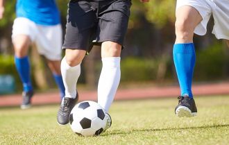 Players must look up with the ball to dribble into space