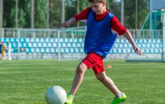 Passing and receiving behind defences