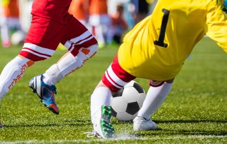 Going 1v1 against a goalkeeper to score goals