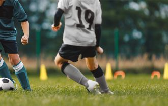 Players decide to overload or underload to score goals Players decide to overload or underload to score goals