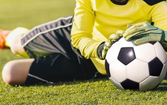 Goalkeeper reacts to different types of ball to build confidence