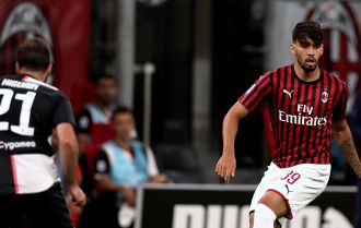 Player makes a pass without looking to fool defenders