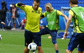 Players press in midfield