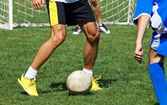Be ready on balls of feet to defend 1v1 Be ready on balls of feet to defend 1v1